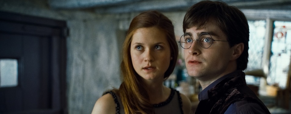 HP7-1-FP-0145(L-r) BONNIE WRIGHT as Ginny Weasley and DANIEL RADCLIFFE as Harry Potter in Warner Bros