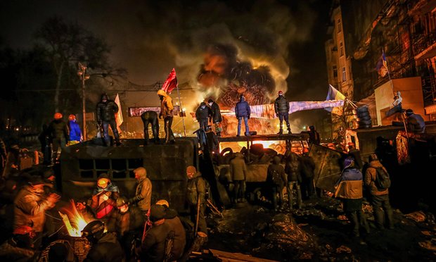 Excerto do documentário Winter on Fire: Ukraine’s Fight For Freedom onde se podem ver protestantes anti-governo. 2014. Foto: theguardian.com