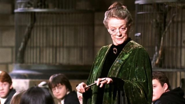 Dame Maggie Smith enquanto professora McGonagall em Harry Potter e a Câmara dos Segredos.