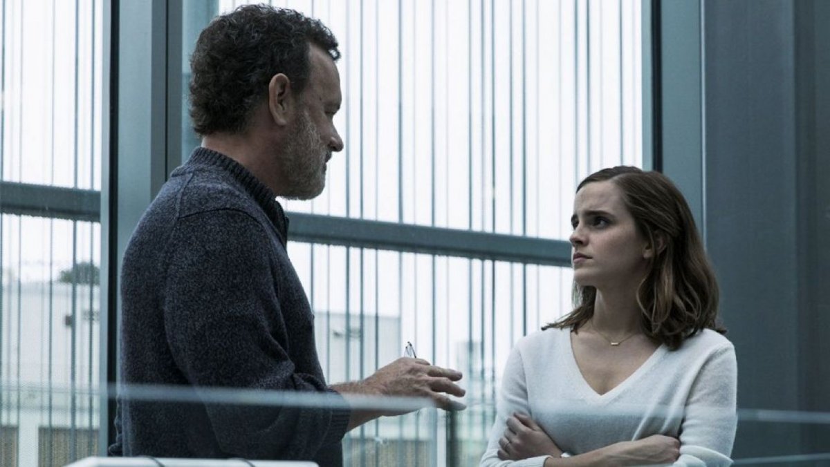 Emma Watson contracenou com Tom Hanks, enquanto Mae no filme The Circle.