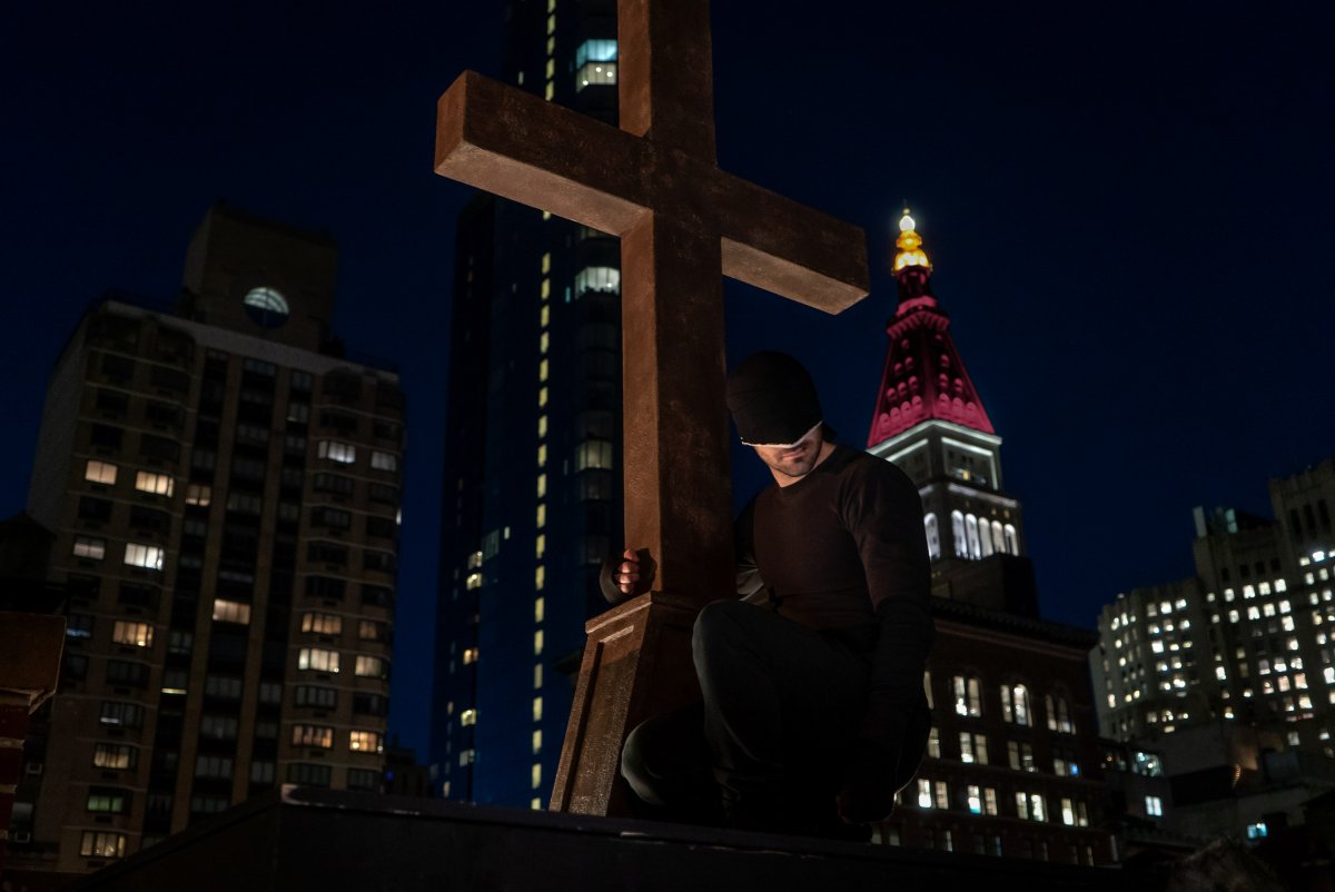 Daredevil no topo de uma igreja em Daredevil Temporada 3