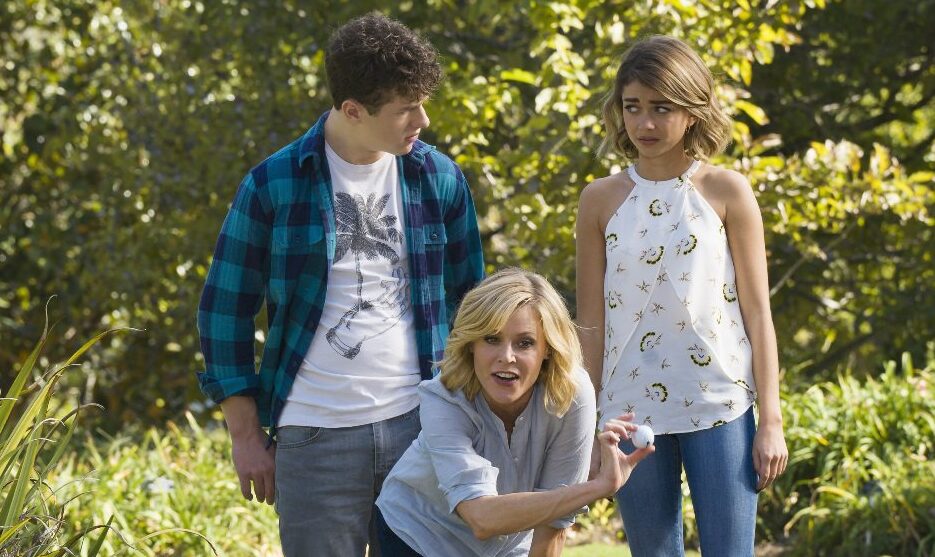 Luke (Nolan Gould), Claire Dunphy (Julie Bowen) e Haley (Sarah Hyland) em Modern Family (Dia da Mãe)