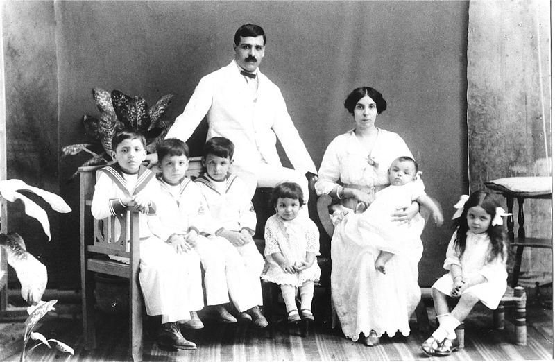 Aristides, a sua mulher Angelina e seis dos seus filhos