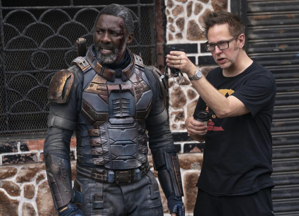 Idris Elba e James Gunn nas filmagens de 'O Esquadrão Suicida' (2021)