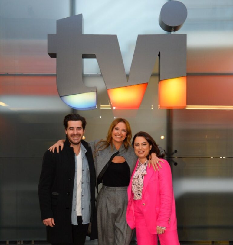 Na imagem, abaixo do logo da TVI, Pedro Sousa, Cristina Ferreira e Ana Guiomar