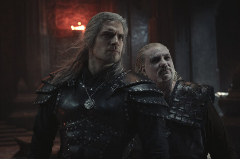 Geralt (Henry Cavill) e Vesemir (Kim Bodnia) em The Witcher Segunda temporada