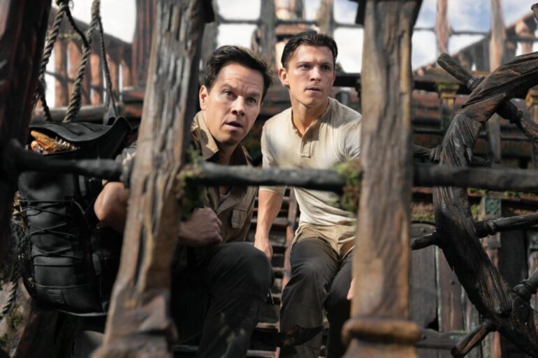 Sully (Mark Wahlberg) e Nathan Drake (Tom Holland) em Uncharted